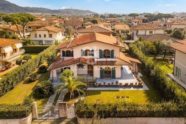 casa indipendente in vendita a Forte dei Marmi in zona Vaiana