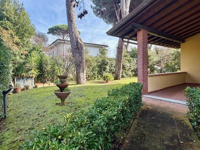 casa indipendente in vendita a Forte dei Marmi in zona Vittoria Apuana