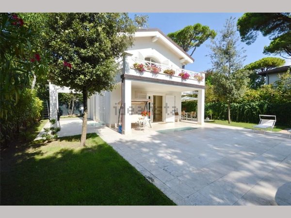 casa indipendente in vendita a Forte dei Marmi in zona Roma Imperiale