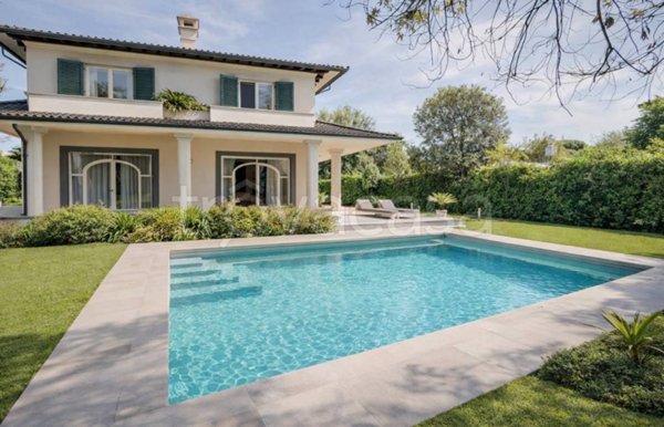 casa indipendente in vendita a Forte dei Marmi in zona Vittoria Apuana