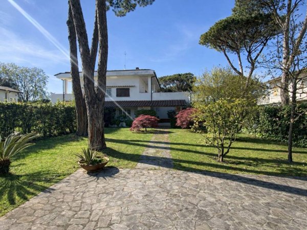 casa indipendente in vendita a Forte dei Marmi in zona Vittoria Apuana