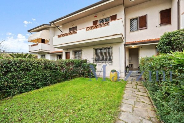 casa indipendente in vendita a Forte dei Marmi in zona Vaiana