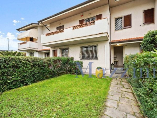 casa indipendente in vendita a Forte dei Marmi in zona Vaiana