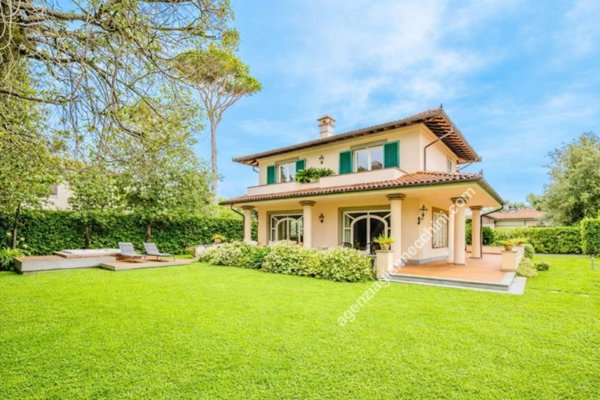 casa indipendente in vendita a Forte dei Marmi in zona Vittoria Apuana