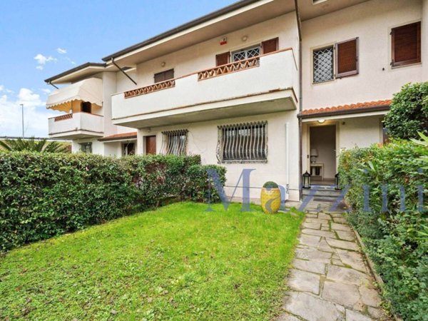 casa indipendente in vendita a Forte dei Marmi in zona Vaiana