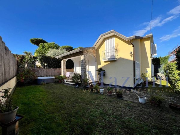 casa indipendente in vendita a Forte dei Marmi in zona Roma Imperiale