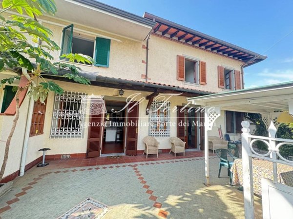 casa indipendente in vendita a Forte dei Marmi in zona Vittoria Apuana