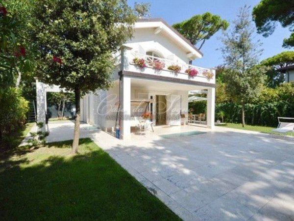 casa indipendente in vendita a Forte dei Marmi in zona Roma Imperiale