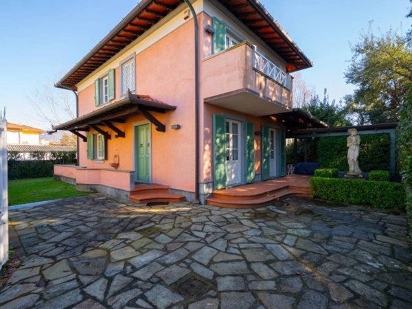 casa indipendente in vendita a Forte dei Marmi