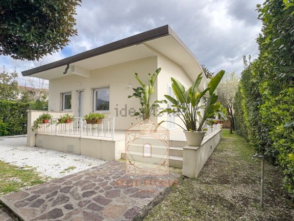 casa indipendente in vendita a Forte dei Marmi