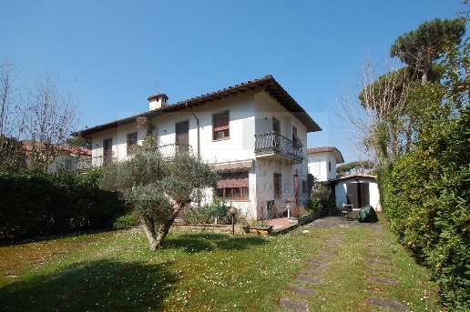 casa indipendente in vendita a Forte dei Marmi in zona Vittoria Apuana
