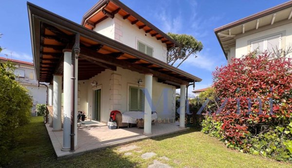 casa indipendente in vendita a Forte dei Marmi in zona Vittoria Apuana