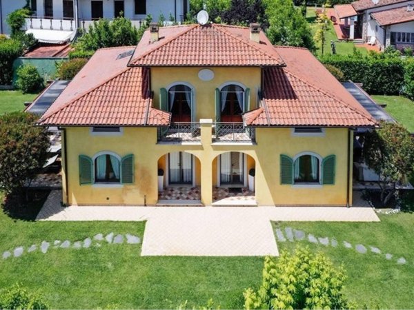 casa indipendente in vendita a Forte dei Marmi in zona Vittoria Apuana
