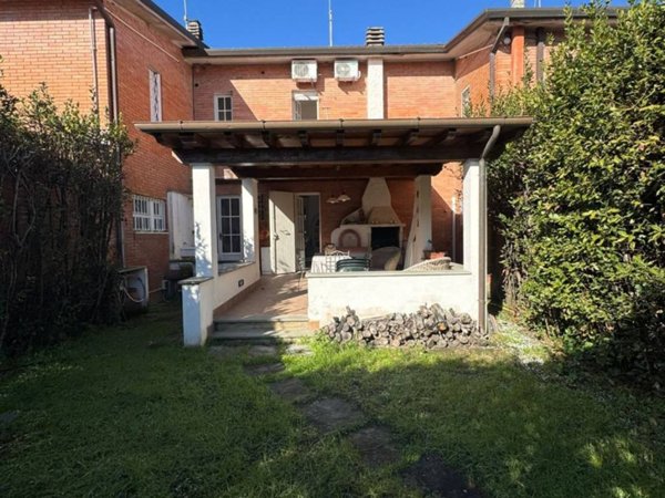 casa indipendente in vendita a Forte dei Marmi in zona Vittoria Apuana