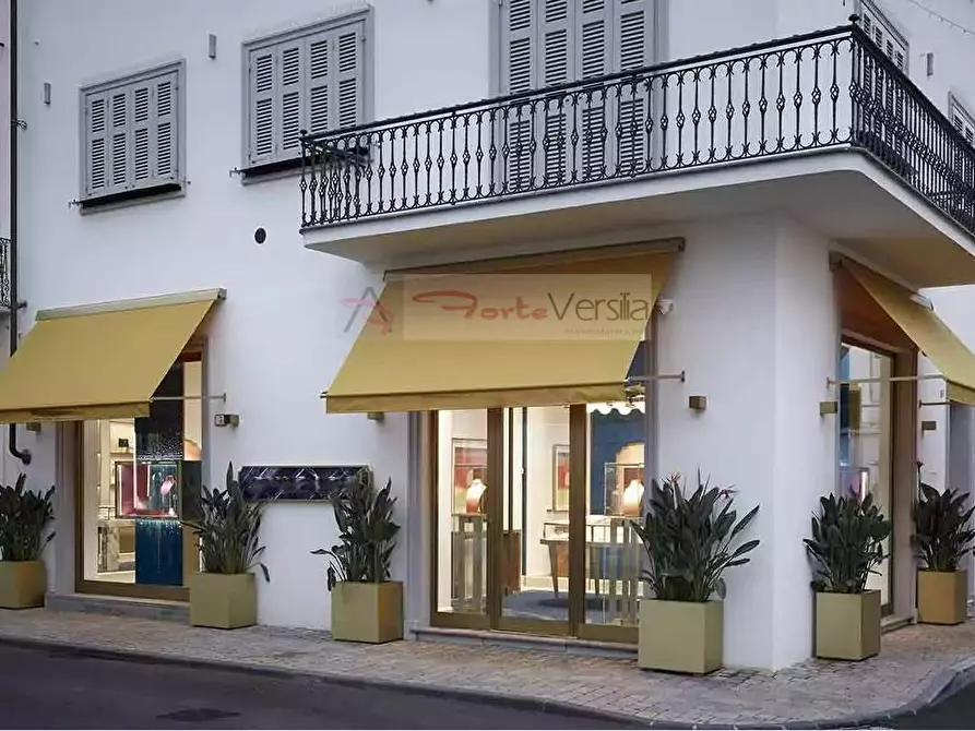 locale commerciale in vendita a Forte dei Marmi