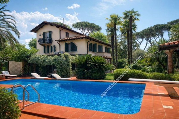 casa indipendente in vendita a Forte dei Marmi in zona Roma Imperiale