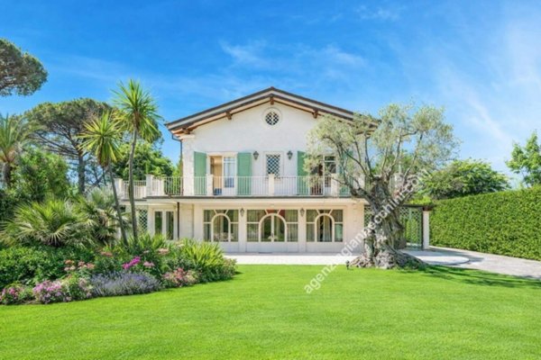 casa indipendente in vendita a Forte dei Marmi in zona Roma Imperiale