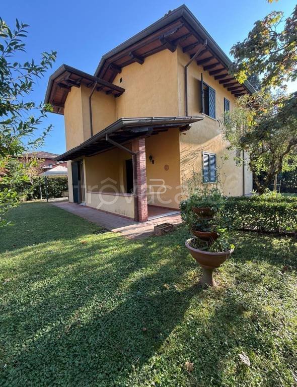 casa indipendente in vendita a Forte dei Marmi in zona Vittoria Apuana