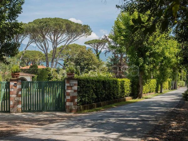 casa indipendente in vendita a Forte dei Marmi in zona Roma Imperiale