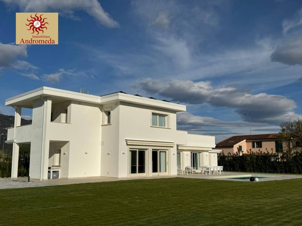 casa indipendente in vendita a Forte dei Marmi in zona Vaiana