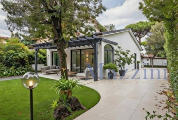 casa indipendente in vendita a Forte dei Marmi in zona Vittoria Apuana