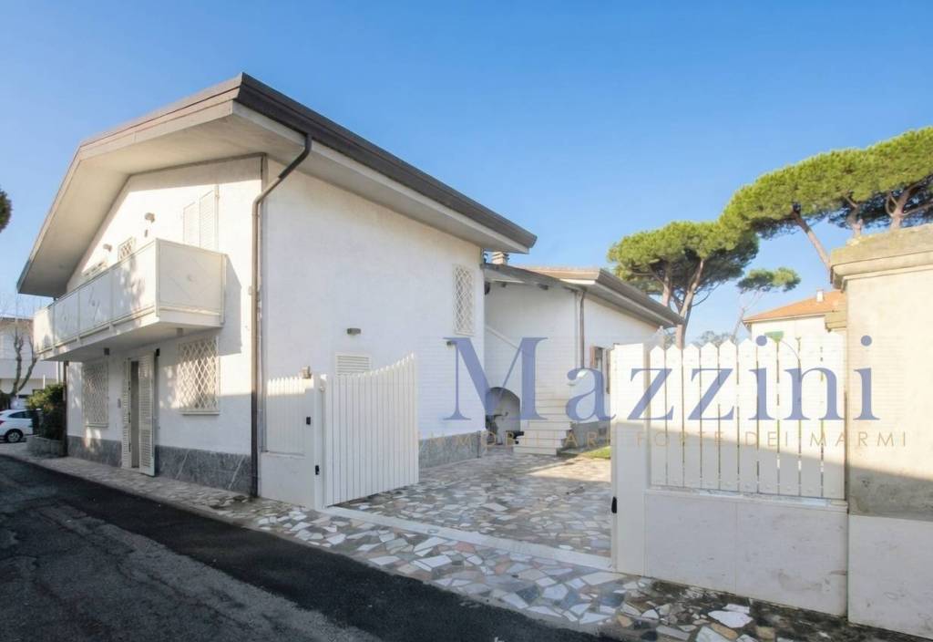 casa indipendente in vendita a Forte dei Marmi in zona Vittoria Apuana
