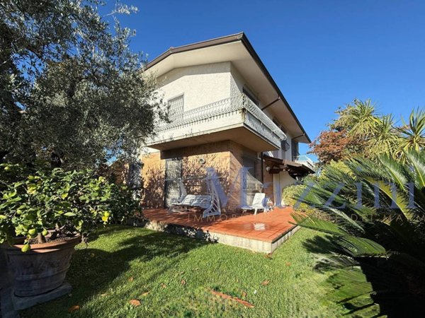 casa indipendente in vendita a Forte dei Marmi