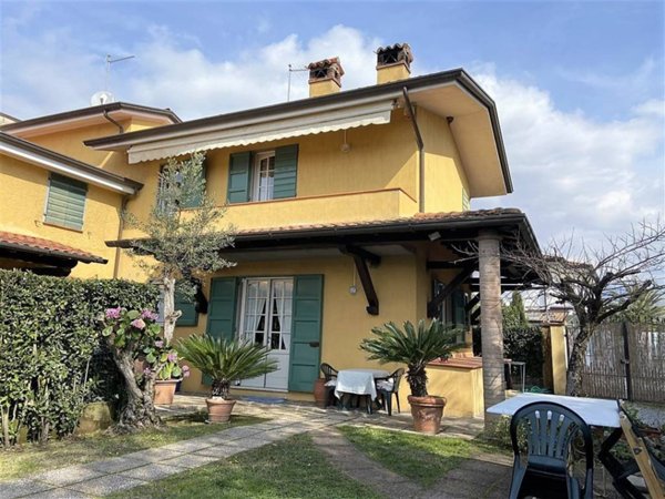 casa indipendente in vendita a Forte dei Marmi in zona Vittoria Apuana