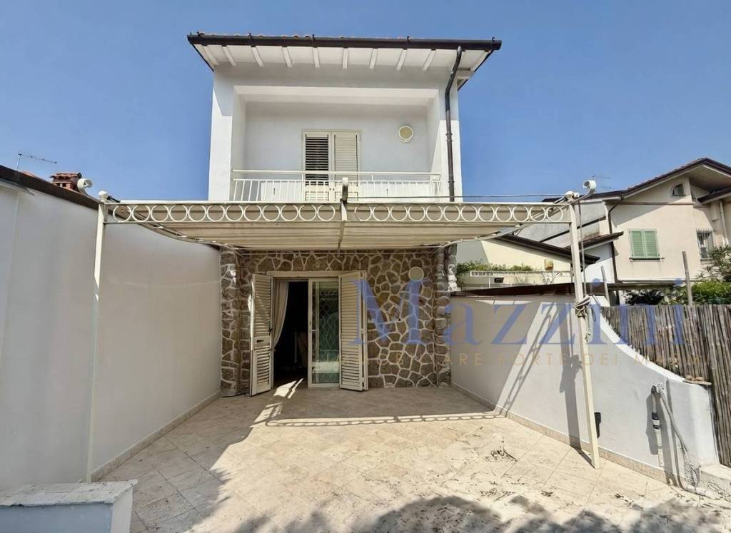 casa indipendente in vendita a Forte dei Marmi in zona Roma Imperiale