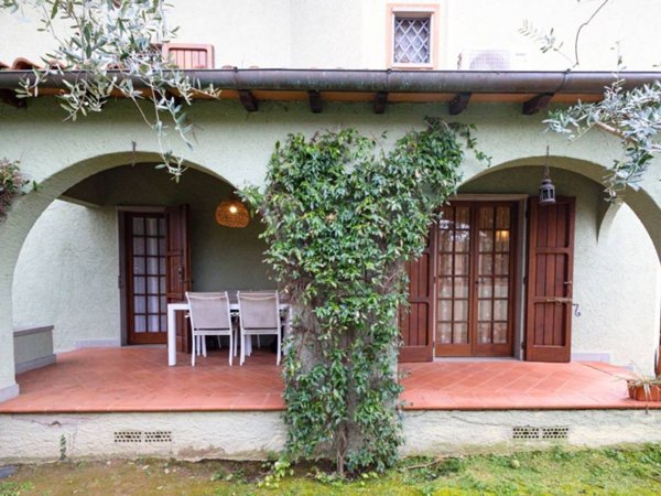 casa indipendente in vendita a Forte dei Marmi in zona Vittoria Apuana