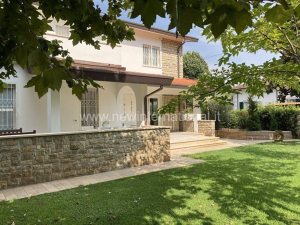 casa indipendente in vendita a Forte dei Marmi