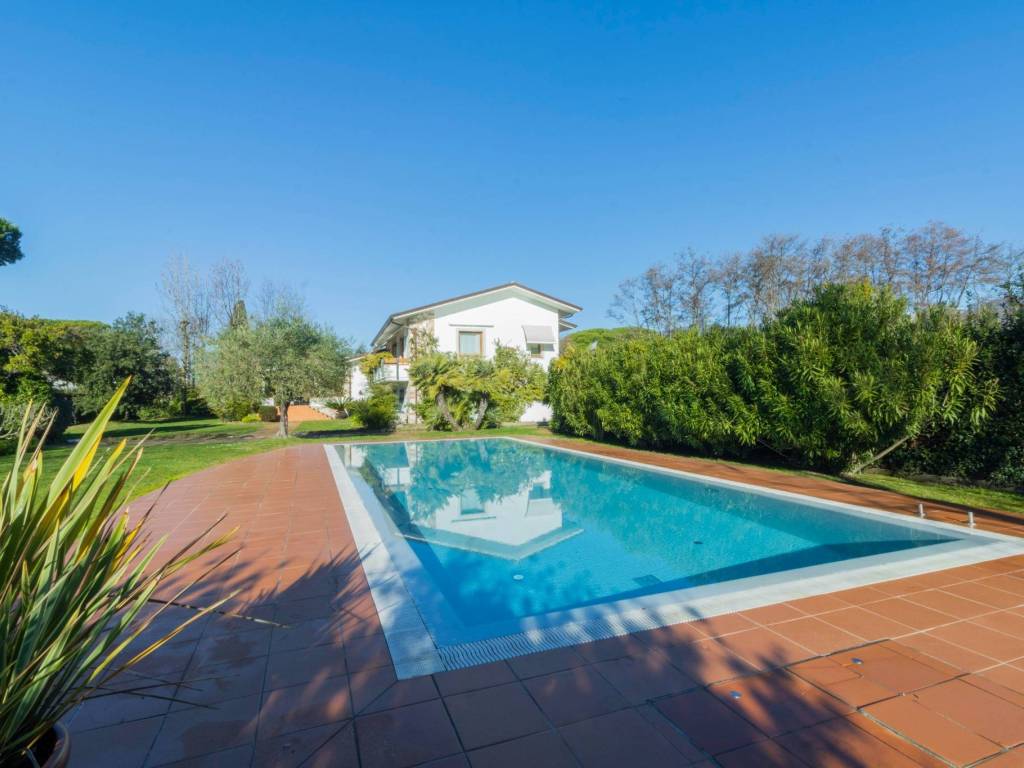 casa indipendente in vendita a Forte dei Marmi in zona Roma Imperiale