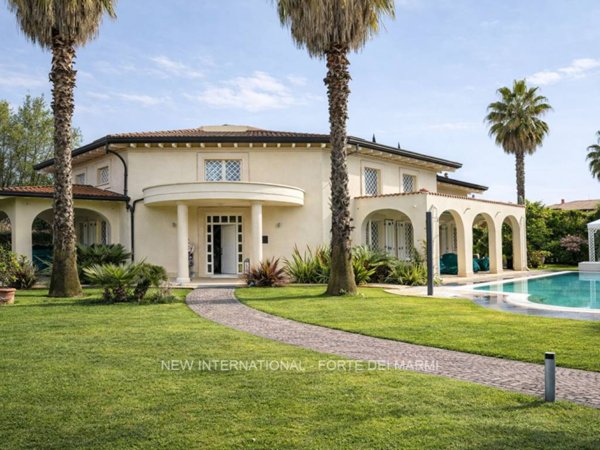 casa indipendente in vendita a Forte dei Marmi in zona Roma Imperiale
