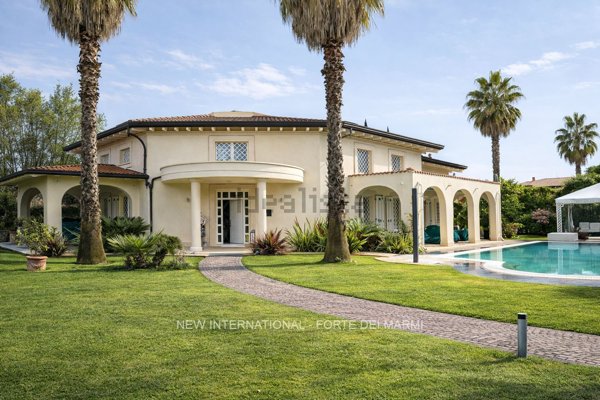 casa indipendente in vendita a Forte dei Marmi in zona Roma Imperiale