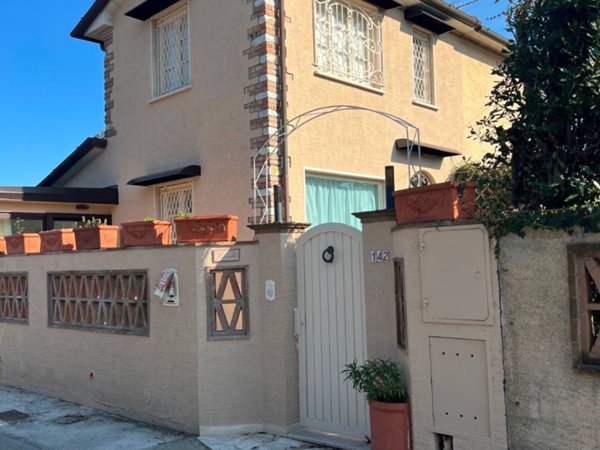 casa indipendente in vendita a Forte dei Marmi in zona Vittoria Apuana