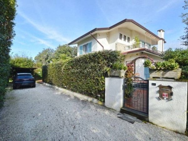 casa indipendente in vendita a Forte dei Marmi in zona Vittoria Apuana