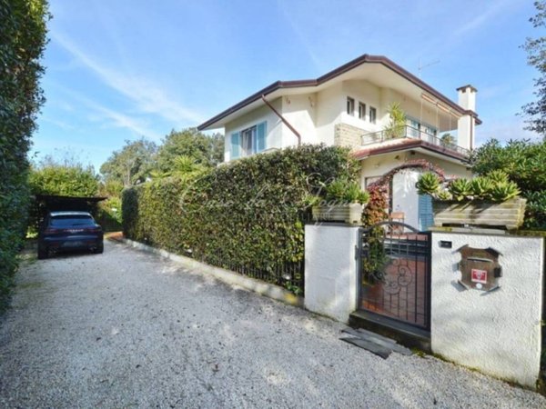 casa indipendente in vendita a Forte dei Marmi in zona Vittoria Apuana