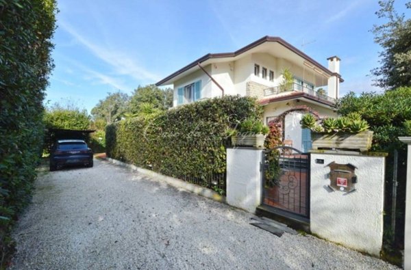 casa indipendente in vendita a Forte dei Marmi in zona Vittoria Apuana