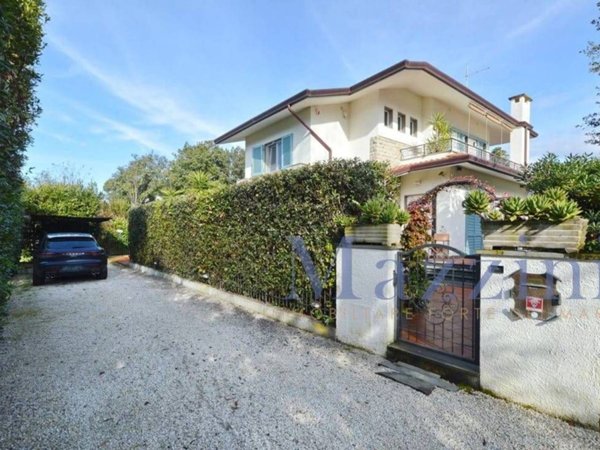 casa indipendente in vendita a Forte dei Marmi in zona Vittoria Apuana