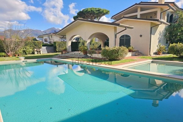 casa indipendente in vendita a Forte dei Marmi in zona Vaiana