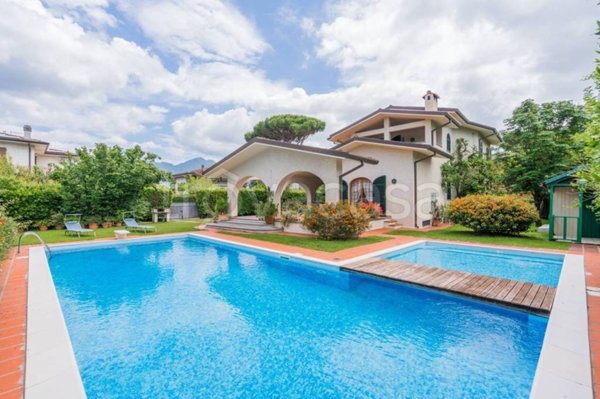 casa indipendente in vendita a Forte dei Marmi in zona Vaiana