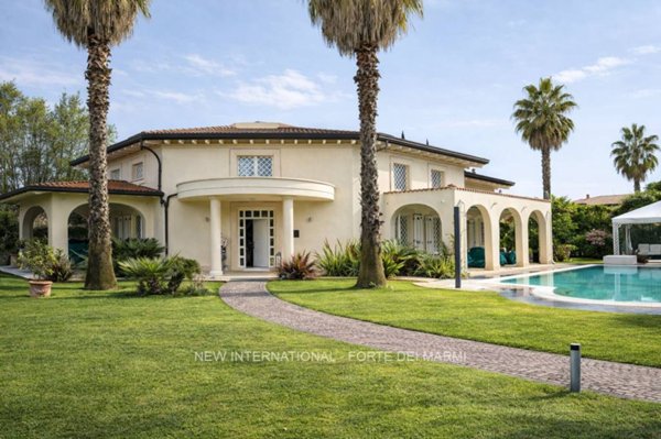 casa indipendente in vendita a Forte dei Marmi in zona Roma Imperiale