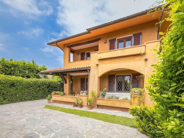 casa indipendente in vendita a Forte dei Marmi in zona Vittoria Apuana