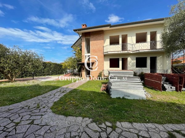 casa indipendente in vendita a Forte dei Marmi in zona Vittoria Apuana