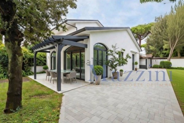casa indipendente in vendita a Forte dei Marmi in zona Vittoria Apuana