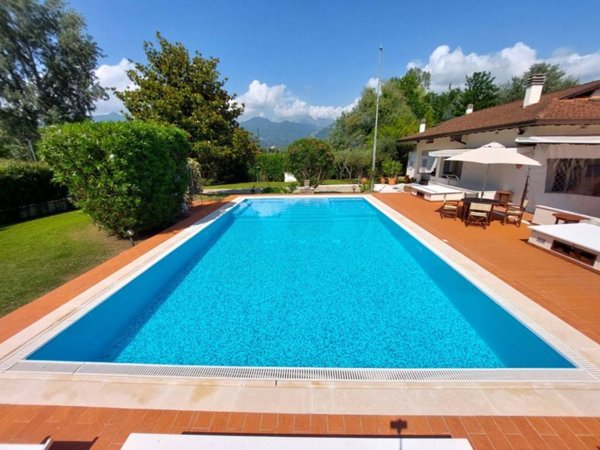 casa indipendente in vendita a Forte dei Marmi in zona Vaiana