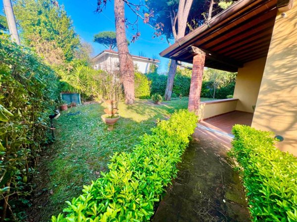 casa indipendente in vendita a Forte dei Marmi in zona Vittoria Apuana