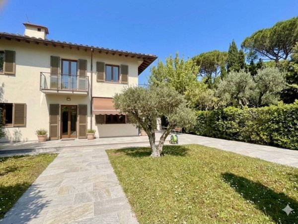 casa indipendente in vendita a Forte dei Marmi in zona Vittoria Apuana