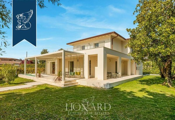 casa indipendente in vendita a Forte dei Marmi in zona Roma Imperiale