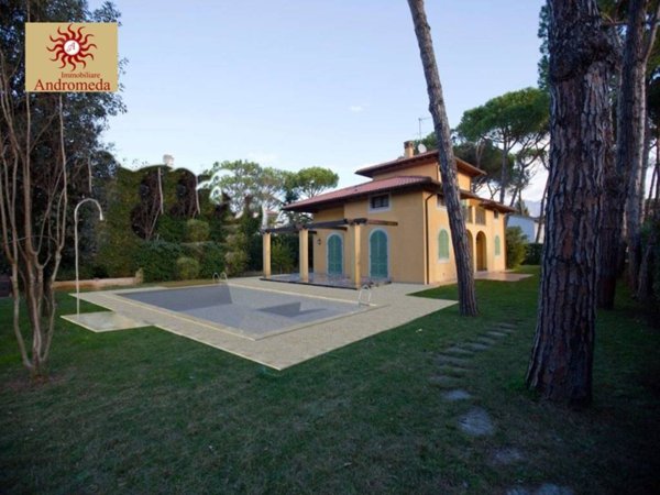 casa indipendente in vendita a Forte dei Marmi in zona Vittoria Apuana